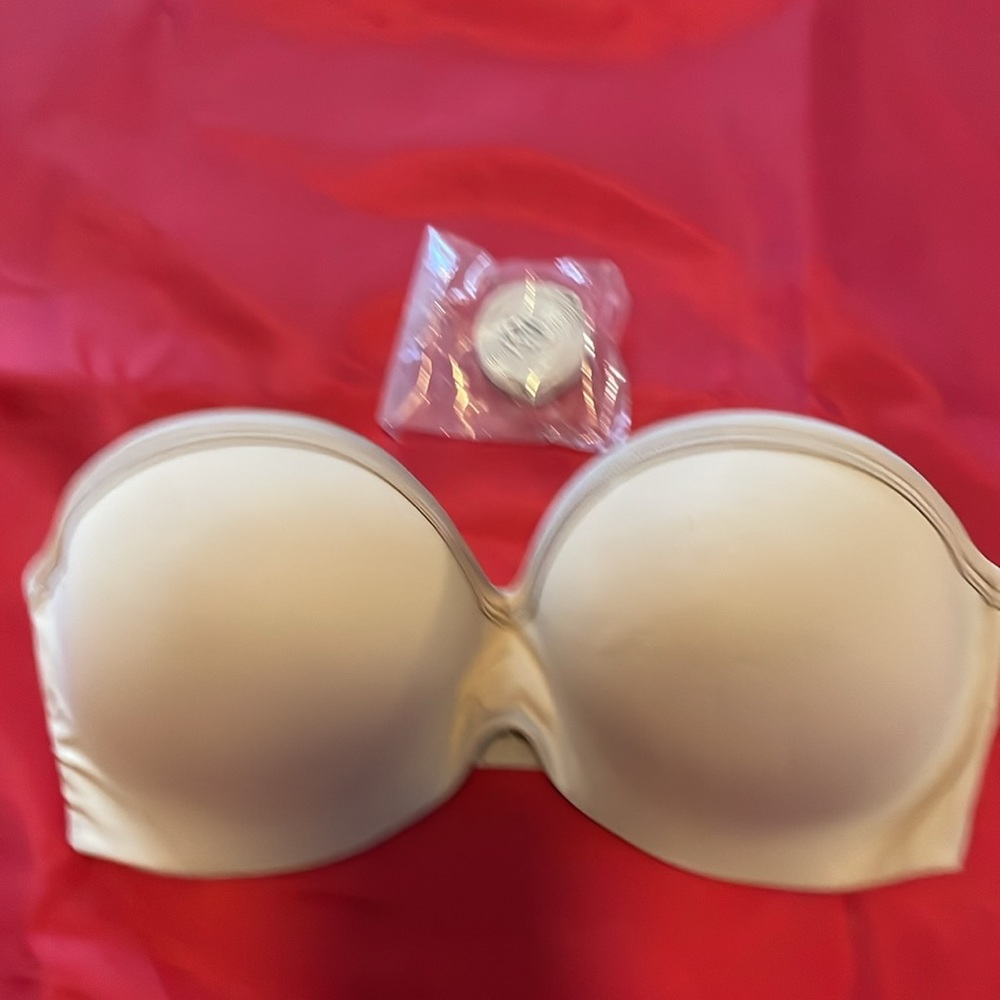 Solid strapless bra by La Mystere No. 9 in US/UK32D, EU 70D, Fr 85D.